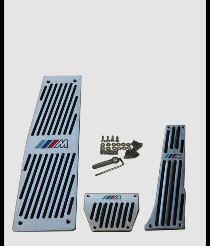 طقم أغطية دواسات (فرامل وبنزين) رياضية بتصميم BMW M Performance للسيارات ذات ناقل الحركة الأوتوماتيكي.