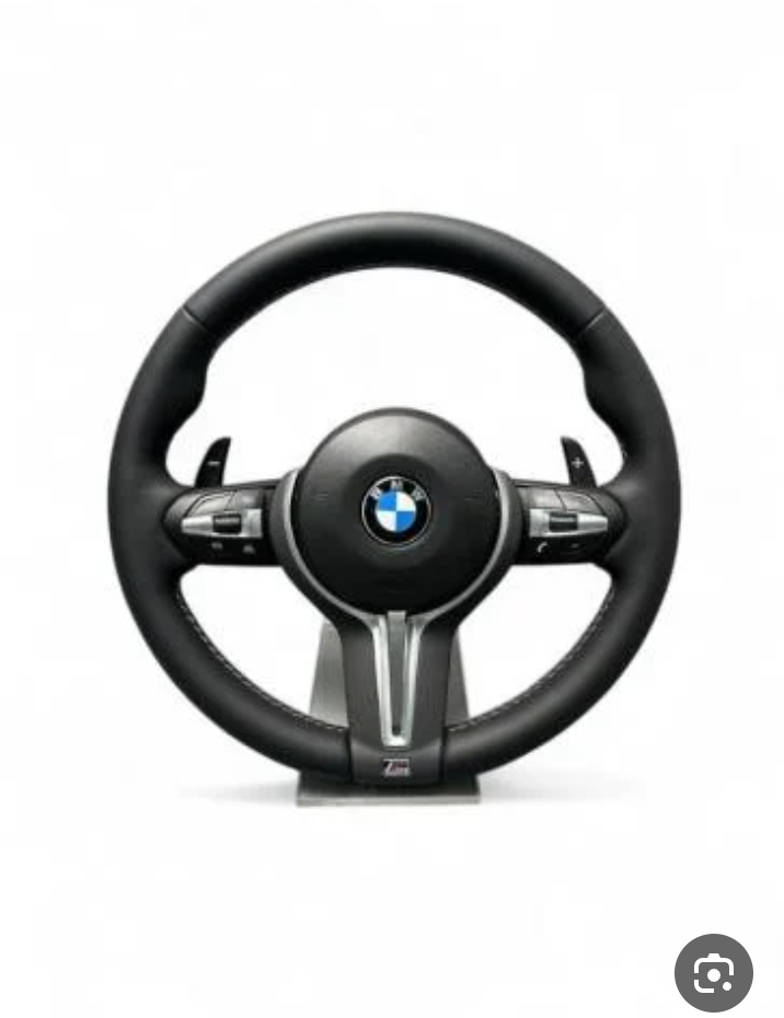 مقود BMW M Sport. يتميز هذا المقود بتصميمه الرياضي،