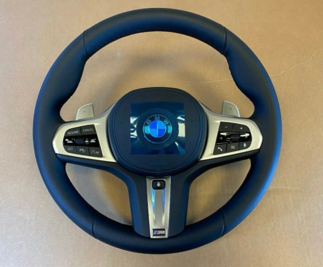 مقود عجلة قيادة BMW M Sport من الجلد بتصميم ثلاثي الأضلاع،