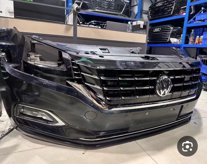 دعامية أمامية (صدام) لسيارة فولكس فاجن جيتا.