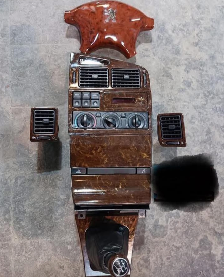 ديكورات داخلية خشبية (تابلوه) لسيارات بيجو.