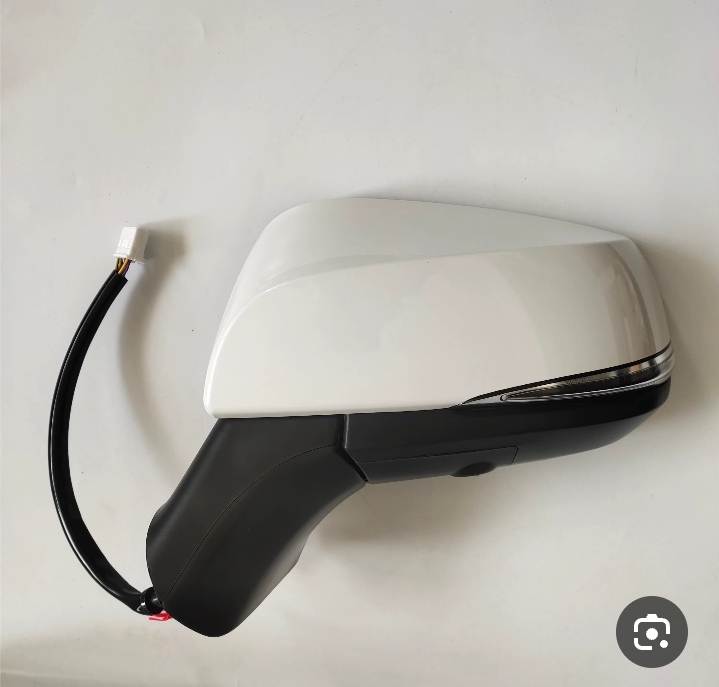 مرآة جانبية لسيارة تويوتا برادو.