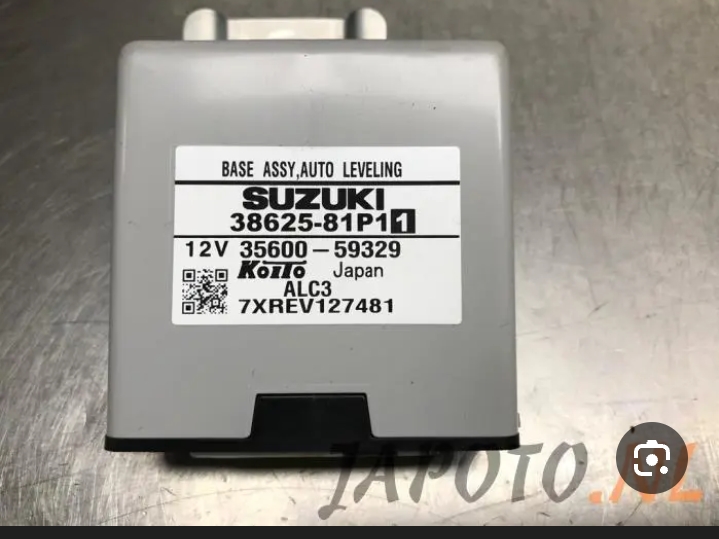 وحدة تحكم أصلية من سوزوكي (Suzuki) للتحكم في التسوية التلقائية للمصابيح الأمامية (Controller Assy, Auto Leveling).