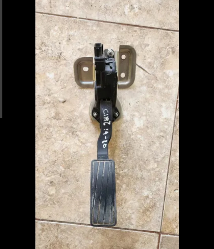 دواسة بنزين (أو معجل) أصلية لسيارة سوزوكي سياز