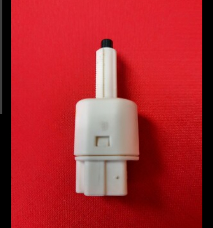 حساس دواسة الفرامل (Brake Light Switch) الخاص بسيارة سوزوكي سياز 2023.
