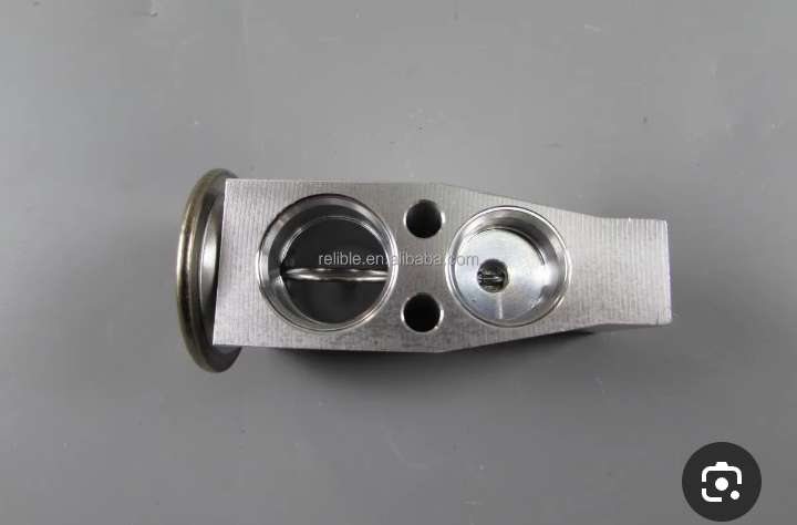 صمام توسع لتكييف هواء السيارات (TXV)، والمشار إليه في النص باسم "بخاخ فابريتر" الخاص بسيارة سوزوكي سياز