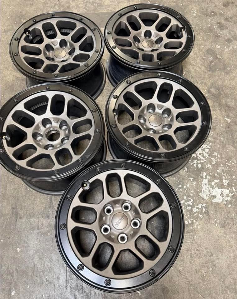 العجلات هي من نوع Mopar 17" Rubicon Extreme Recon XR Beadlock Capable Bronze Wheel المخصصة لسيارات جيب رانجلر JL وجلادياتور