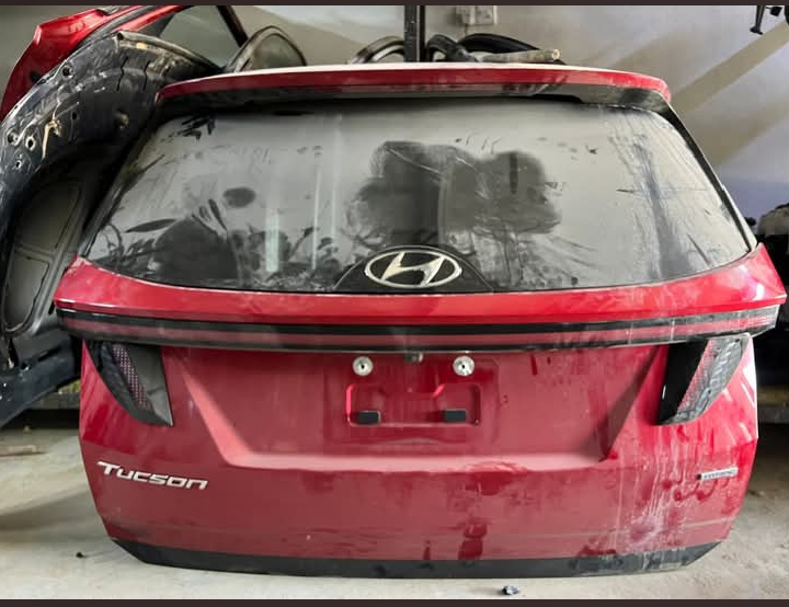 باب خلفي (شنطة) لسيارة هيونداي توسان.