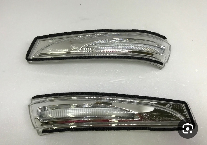 إشارة انعطاف لمرآة سيارة هيونداي النترا.