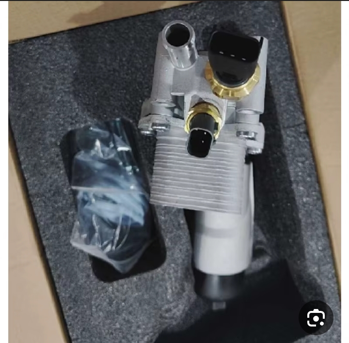 مبرد زيت محرك (براد دهن) مصنوع من الألمنيوم (فافون) كبديل للقطعة البلاستيكية الأصلية.