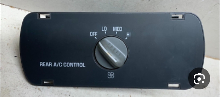 وحدة تحكم في التكييف الخلفي لسيارة شيفروليه سوبربان.